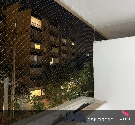 רשת יונים מותקנת במרפסת למניעת כניסת יונים